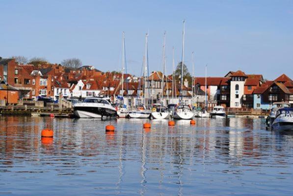 Courtyard Cottages Lymington, 2 Adults Only Εξωτερικό φωτογραφία